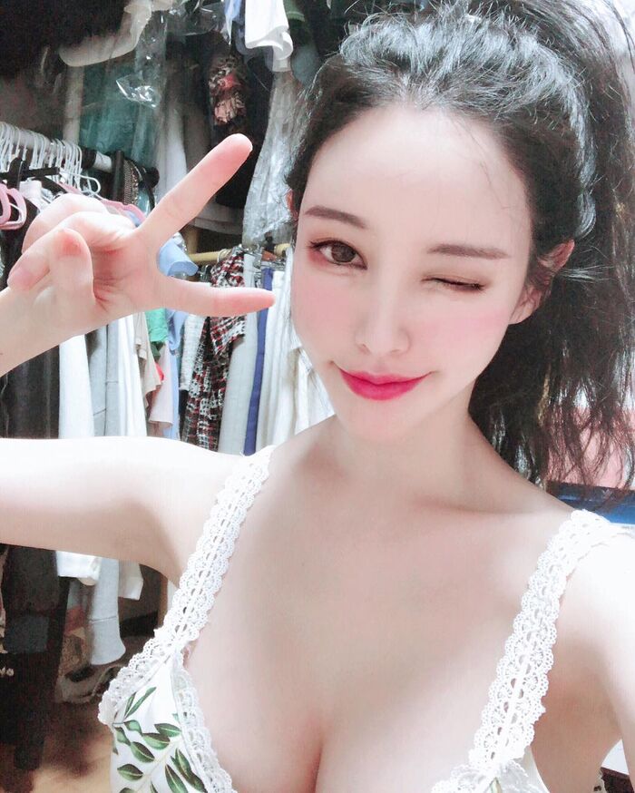 High Cold Feeling Positive Sister Chest Front 兩團白皙奶超圓潤 好想伸手摸一括啊! 5th image