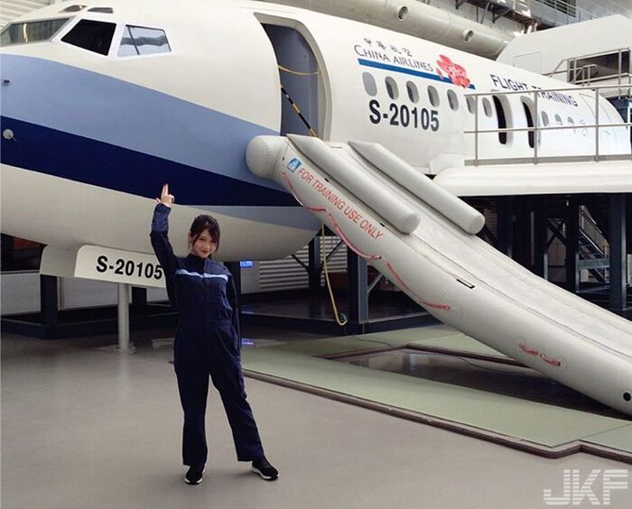 香港後生妹黃樂樂去維修飛機 9th image