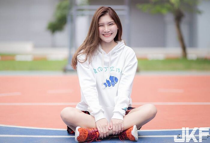 White Woman Youth Beautiful Girl One Piece Sweet Smile 讓我想親 呸! 2th image