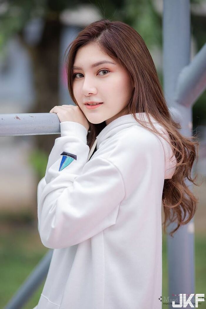 White Woman Youth Beautiful Girl One Piece Sweet Smile 讓我想親 呸! 8th image