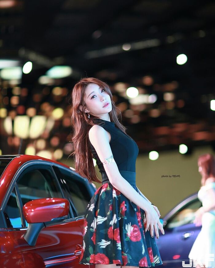 南韓美女車模 「S型身材」叫人怎麼專心看車? 2th image