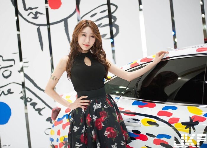 南韓美女車模 「S型身材」叫人怎麼專心看車? 3th image