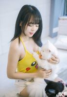 帶點日系的白嫩正妹 兩團白嫩太讚了 這皮卡丘我先收服了!