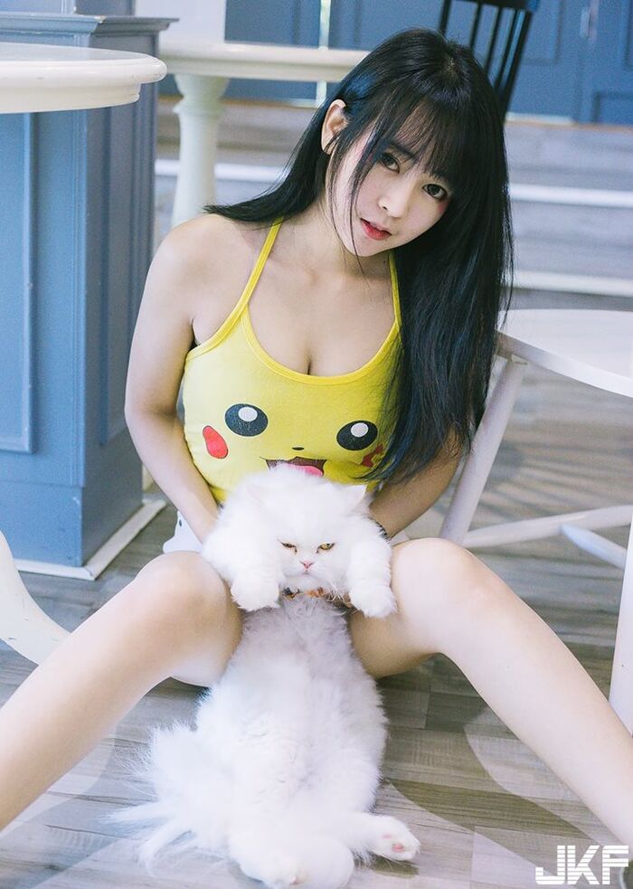 帶點日系的白嫩正妹 兩團白嫩太讚了 這皮卡丘我先收服了! 11th image