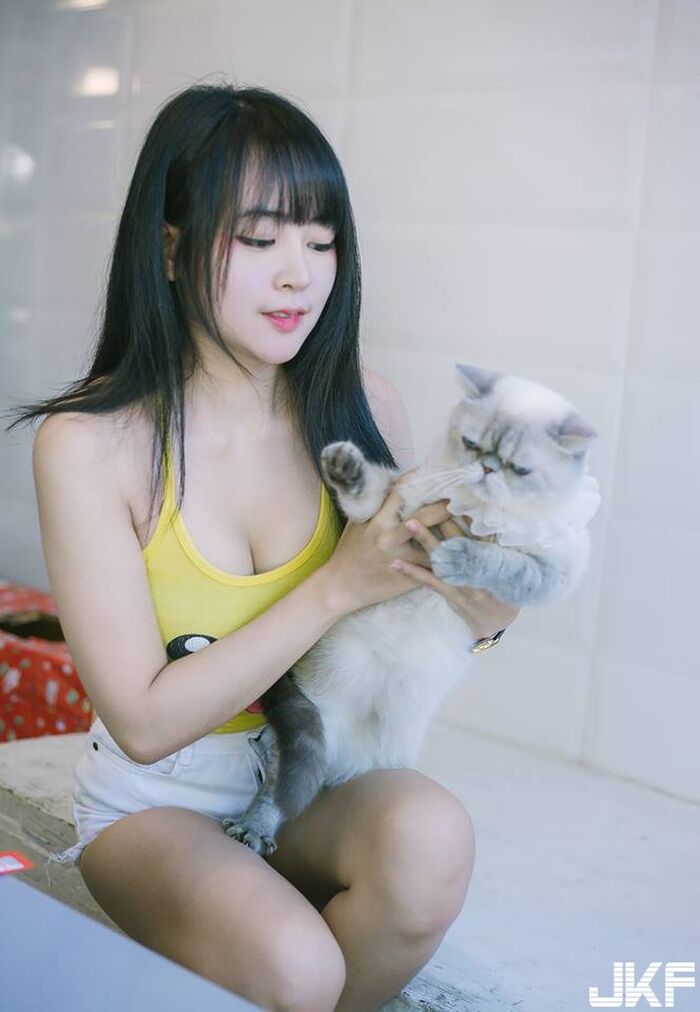 帶點日系的白嫩正妹 兩團白嫩太讚了 這皮卡丘我先收服了! 2th image