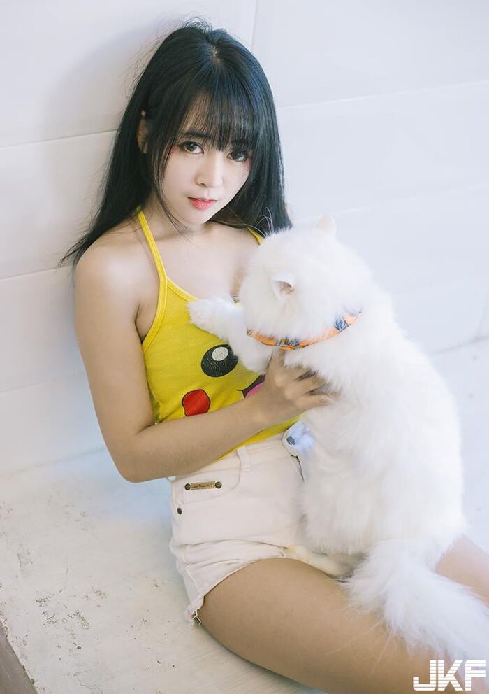帶點日系的白嫩正妹 兩團白嫩太讚了 這皮卡丘我先收服了! 3th image