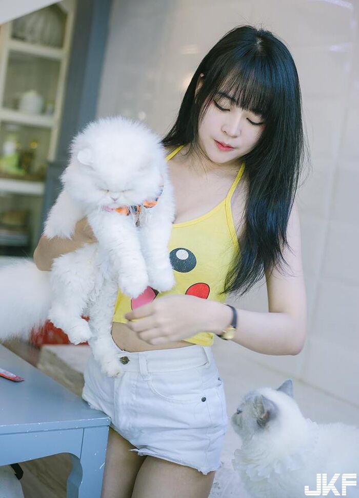帶點日系的白嫩正妹 兩團白嫩太讚了 這皮卡丘我先收服了! 4th image