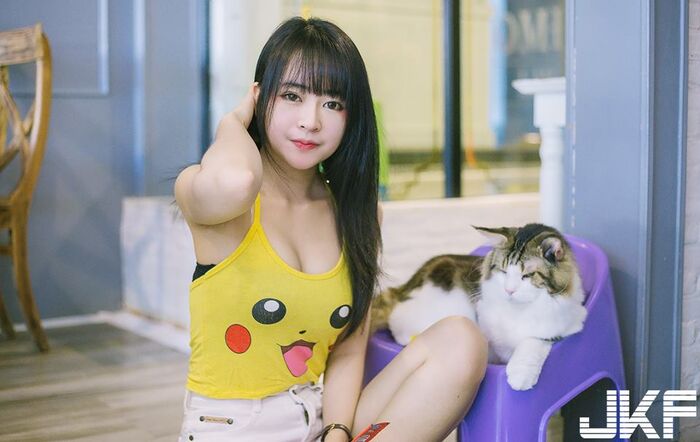 帶點日系的白嫩正妹 兩團白嫩太讚了 這皮卡丘我先收服了! 5th image