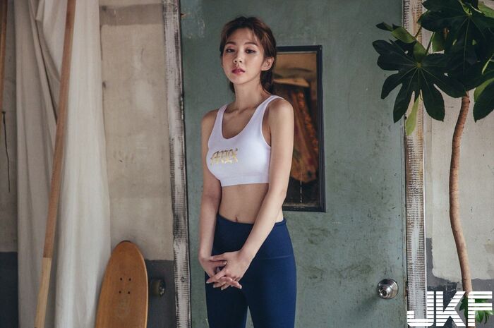 絕頂的甜美臉蛋 配上完美的運動身材 好想呵護她! 11th image