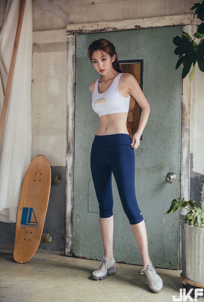絕頂的甜美臉蛋 配上完美的運動身材 好想呵護她! 3th image