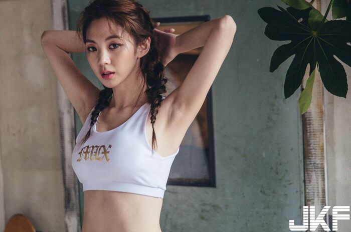 絕頂的甜美臉蛋 配上完美的運動身材 好想呵護她! 5th image