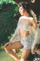 俏麗短髮女孩 一條白布遮住住胸前 滿足你的無限遐想!