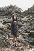 短髮鄰家女孩帶你去海邊秘境看浪花 巨乳輪廓T恤也藏不住！