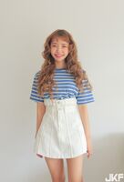 帶點復古感的可愛正妹 她那雙無innocent大眼 讓人好想呵護她一生...