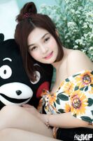 萌顏白皙美乳女孩 那雙雪白深groove 好想深埋進去