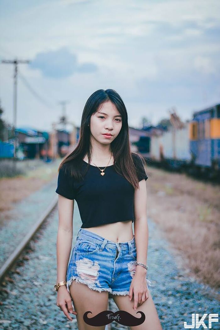 火辣熱褲妹 讓人想括她吃下肚 2th image