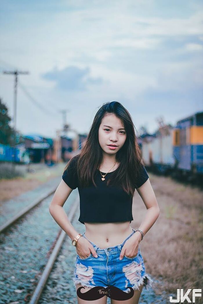 火辣熱褲妹 讓人想括她吃下肚 3th image