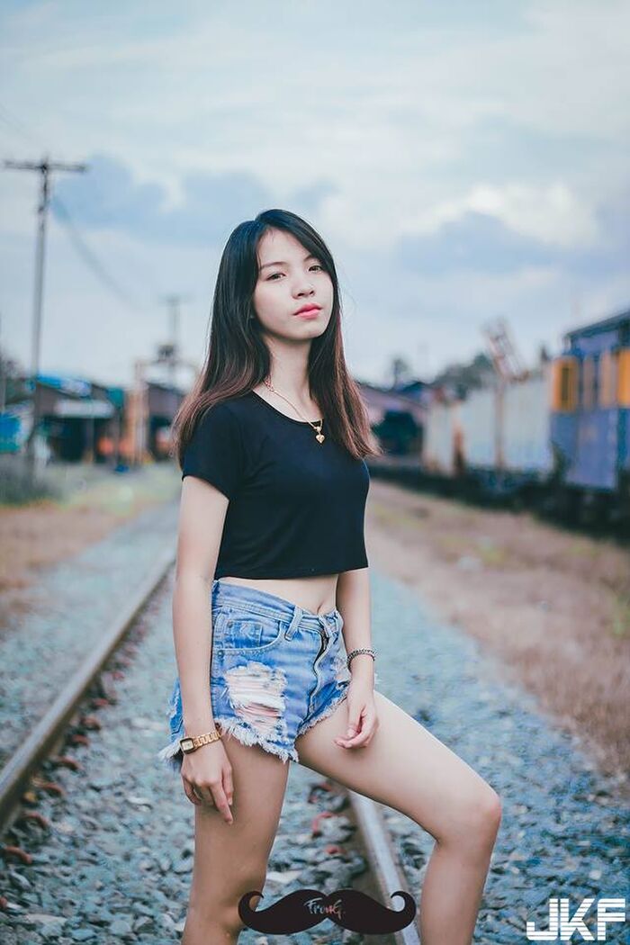 火辣熱褲妹 讓人想括她吃下肚 4th image