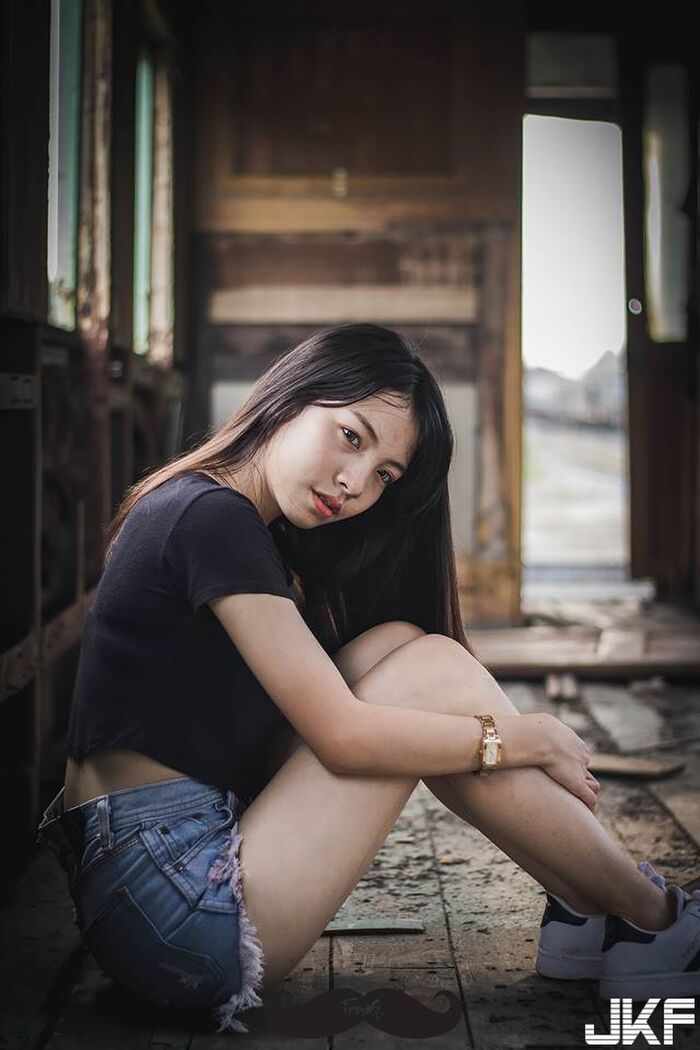 火辣熱褲妹 讓人想括她吃下肚 6th image
