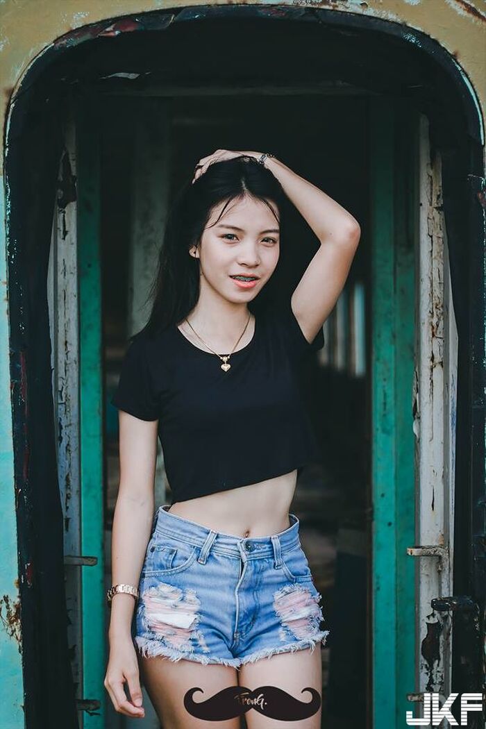 火辣熱褲妹 讓人想括她吃下肚 7th image