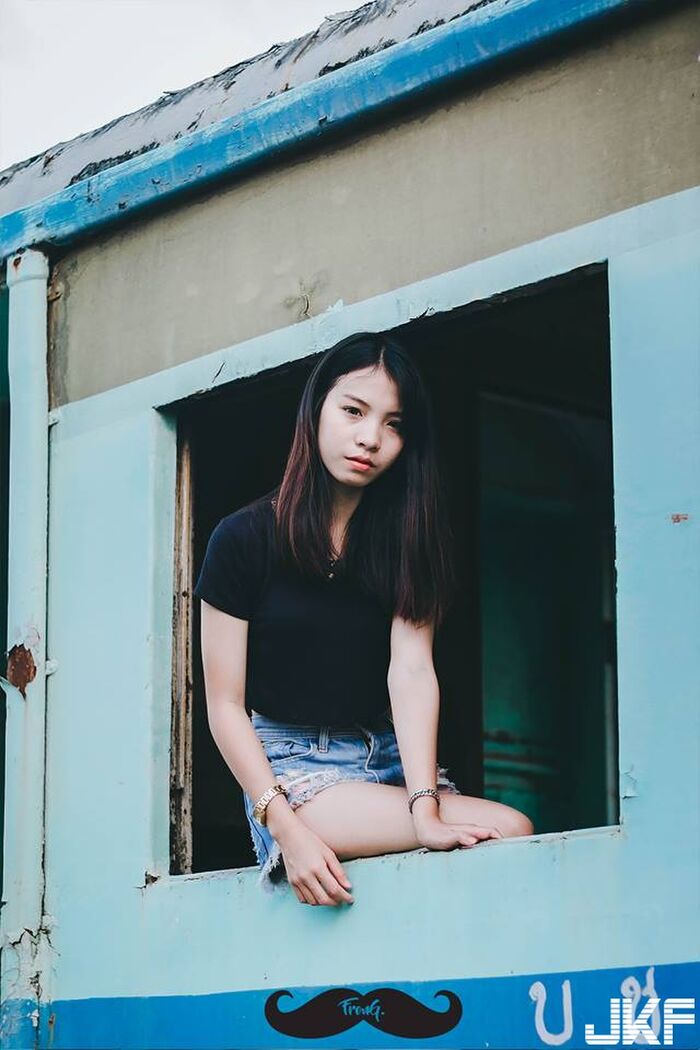 火辣熱褲妹 讓人想括她吃下肚 8th image