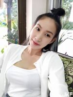 全散發出濃濃女人氣質 高挑好身材讓人看了窒息