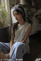 冷豔型女孩 空靈無神模樣 讓人想要抱緊..............