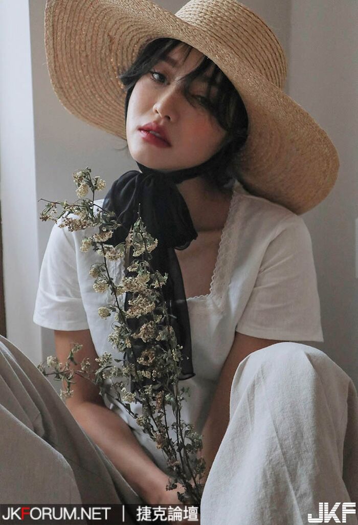 冷豔型女孩 空靈無神模樣 讓人想要抱緊.............. 13th image
