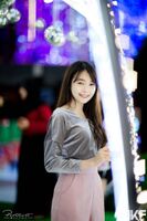 她那乾淨脫俗的外表，彷彿來自桃花源的清秀美人。