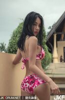 冷豔型美女 不吝嗇露出白皙凶狠的車頭燈 讓人熱血boiling....