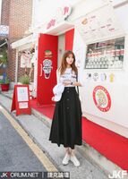 可愛甜心 纖細的小蠻waist 和細長的美腿 太誘人了........