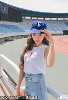 球場外的可愛正妹 妳這樣運動員要怎麼認真練習....