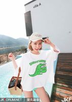 原本以為是可愛系女孩 看到後面 原來是一船撫媚的小貓阿.........