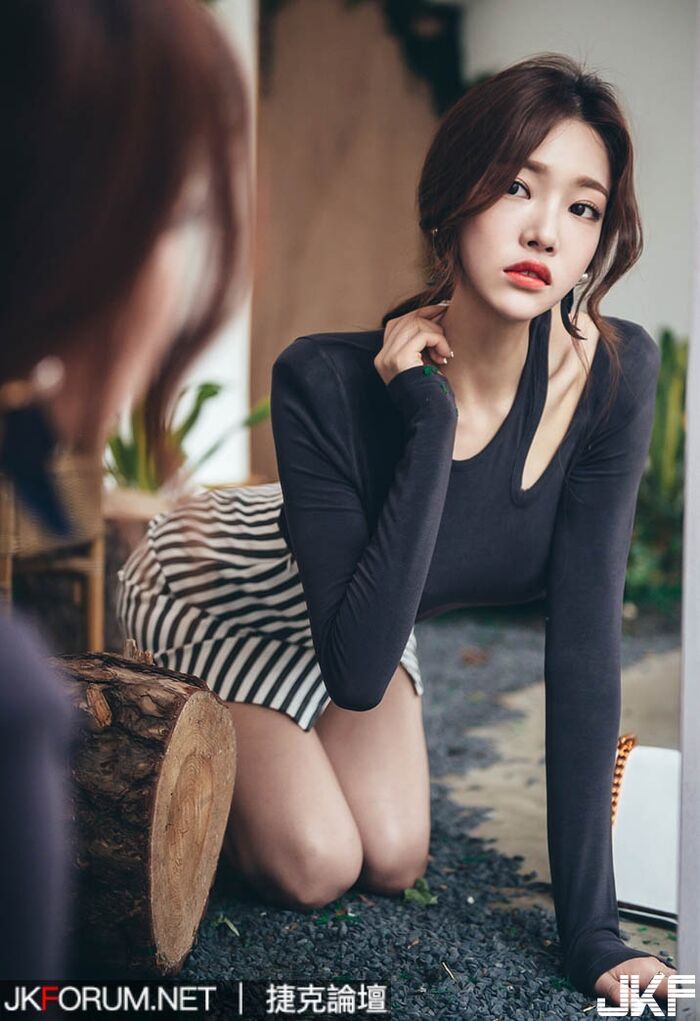 天使般的臉蛋 撫媚的模樣 前凸後翹的身材 好想把她收服........ 12th image