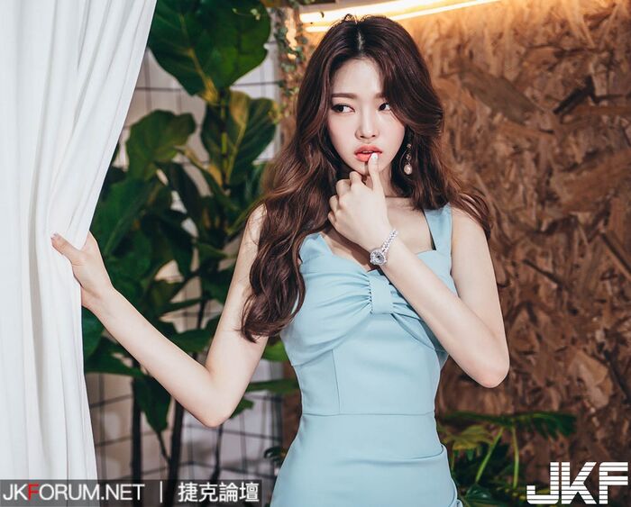 天使般的臉蛋 撫媚的模樣 前凸後翹的身材 好想把她收服........ 2th image