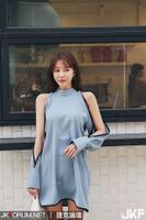 超迷人氣質美女 再加上一雙修長美腿 不用露 就可以征人心.....