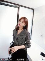 冷豔系美女 OL裝扮 無神的雙眼讓她更有charm...