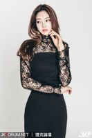前凸後翹的身材 加上黑色蕾絲的加成 網友:想扯.............