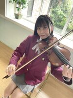 Yui Shinshiro, a beautiful girl with long black hair who has been playing the violin for 15 years, makes her gravure debut, and she accepts a smile even in a radical production ww