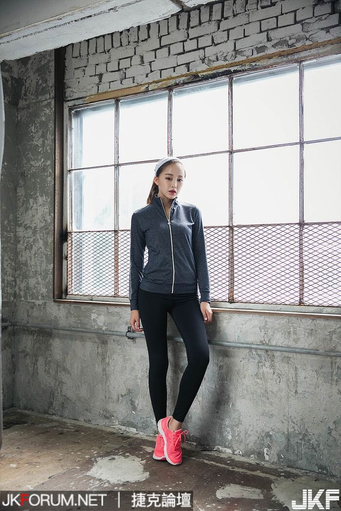 運動型韓妞 Hee Ran 把起頭髮完美臉蛋美到眼睛懷孕啦! 4th image