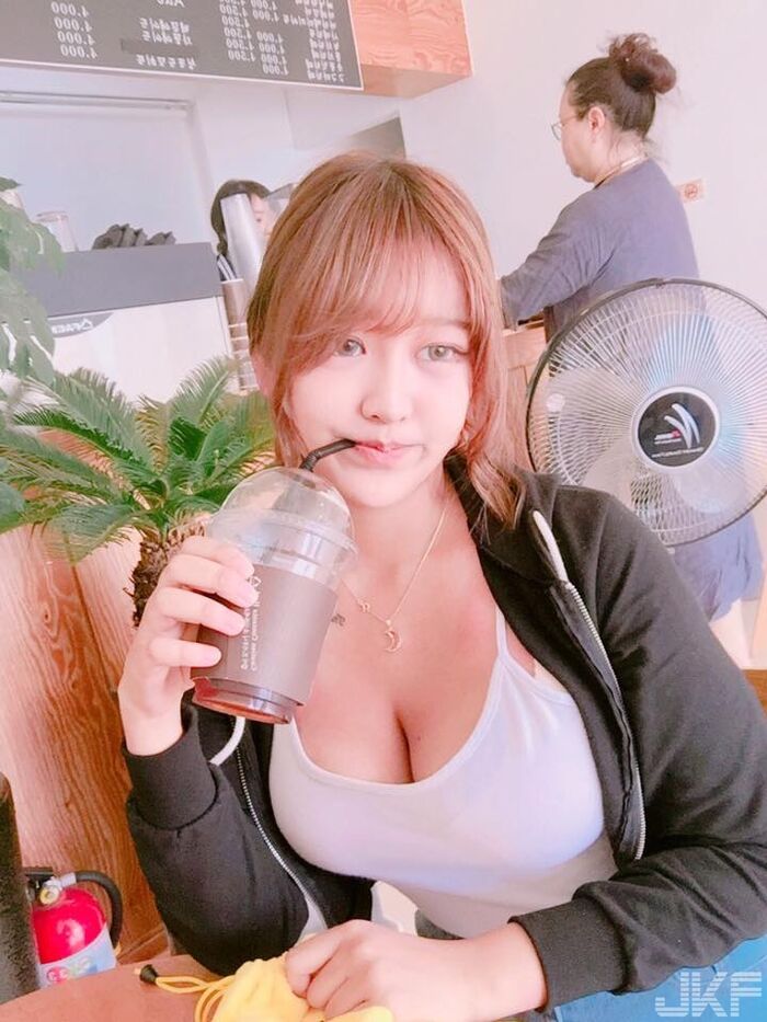 Han Colossal Sister Ming Shi 彬喝奶茶 兇狠上圍看得店目不轉睛 19th image