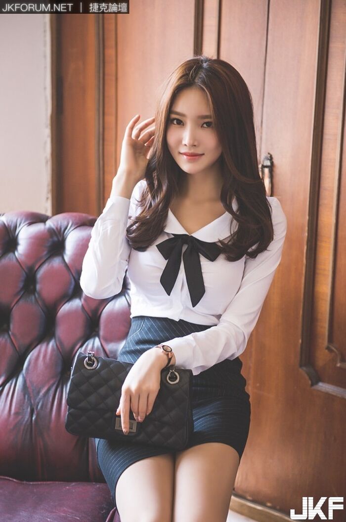 南韓美女 朴鄭尹 窄裙配超長腿摸整天都不嫌累 10th image