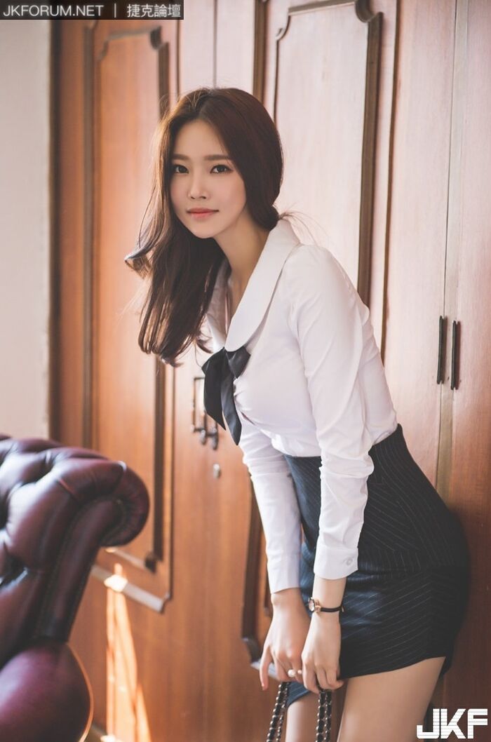 南韓美女 朴鄭尹 窄裙配超長腿摸整天都不嫌累 12th image