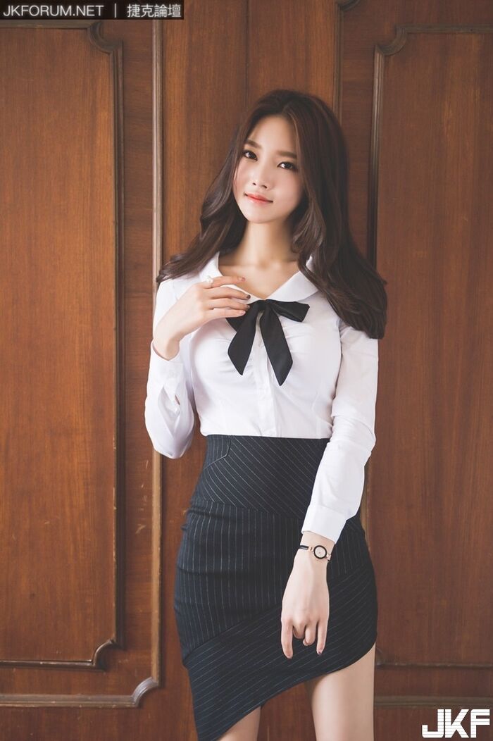 南韓美女 朴鄭尹 窄裙配超長腿摸整天都不嫌累 13th image
