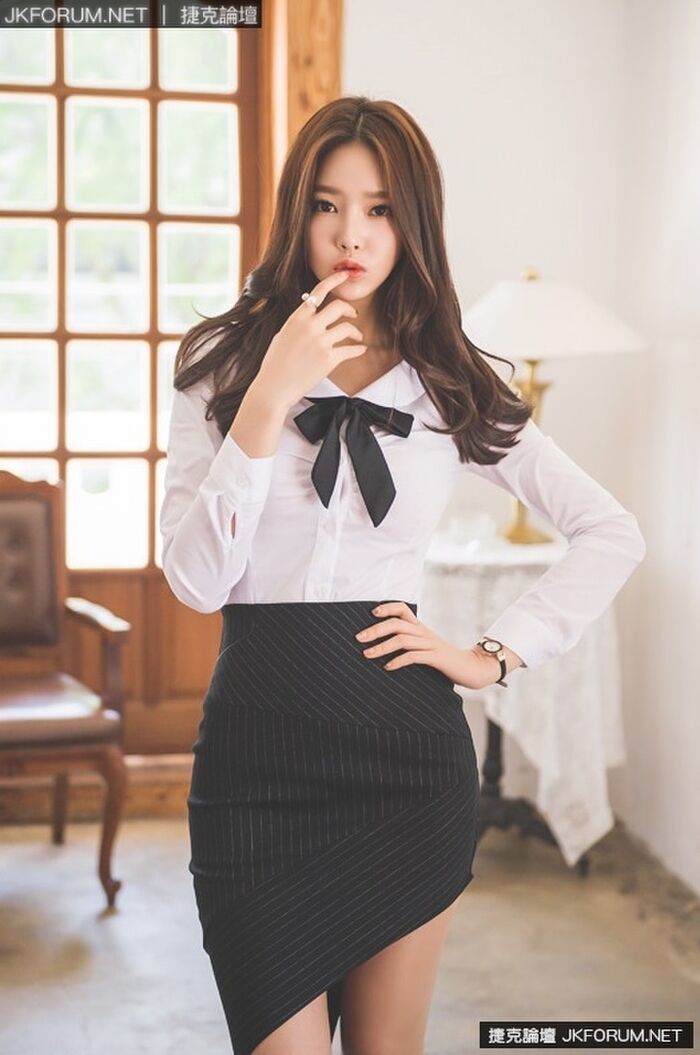 南韓美女 朴鄭尹 窄裙配超長腿摸整天都不嫌累 16th image