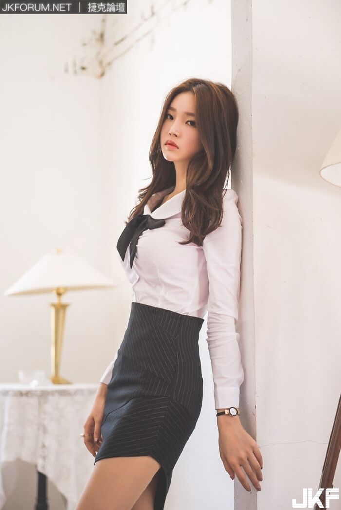 南韓美女 朴鄭尹 窄裙配超長腿摸整天都不嫌累 18th image
