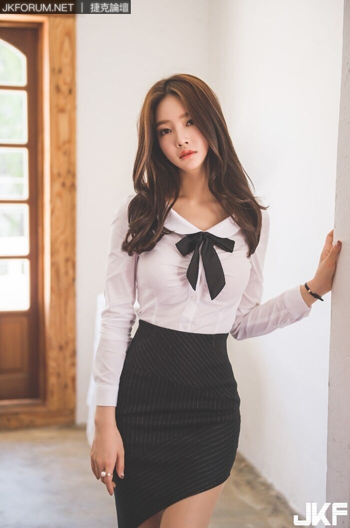 南韓美女 朴鄭尹 窄裙配超長腿摸整天都不嫌累 22th image