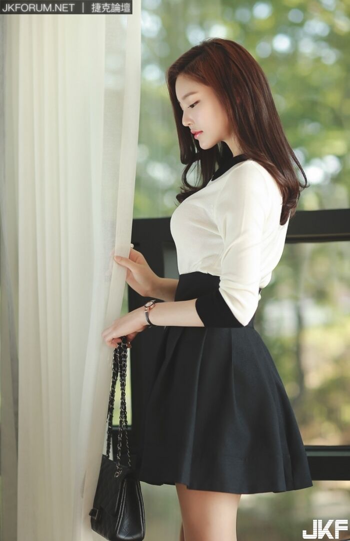 南韓美女 朴鄭尹 窄裙配超長腿摸整天都不嫌累 3th image