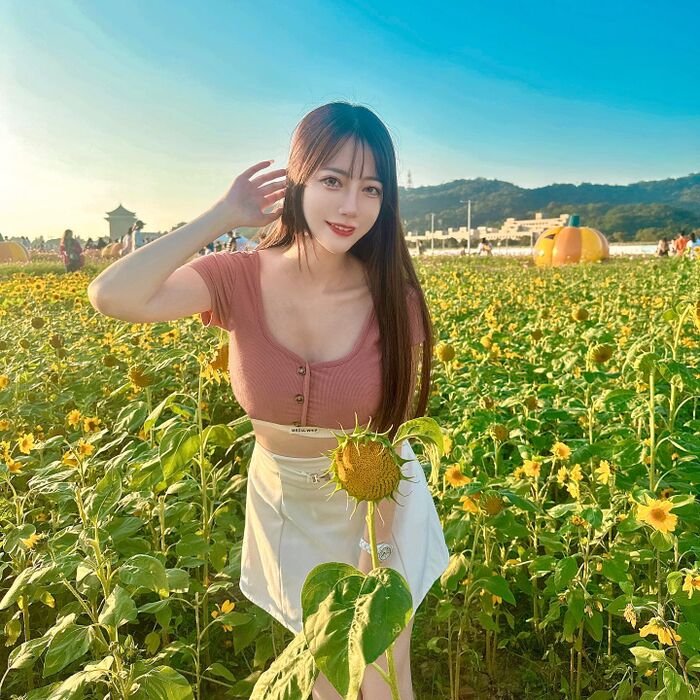 'Micky 吳帆帆' 白皙美腿 + 纖thin waist body..... 這curve人受得了 6th image