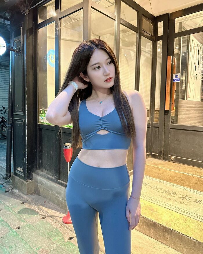 Youtube goddess 'Aries 艾瑞絲' 深邃事業線讓人hold不住 10th image